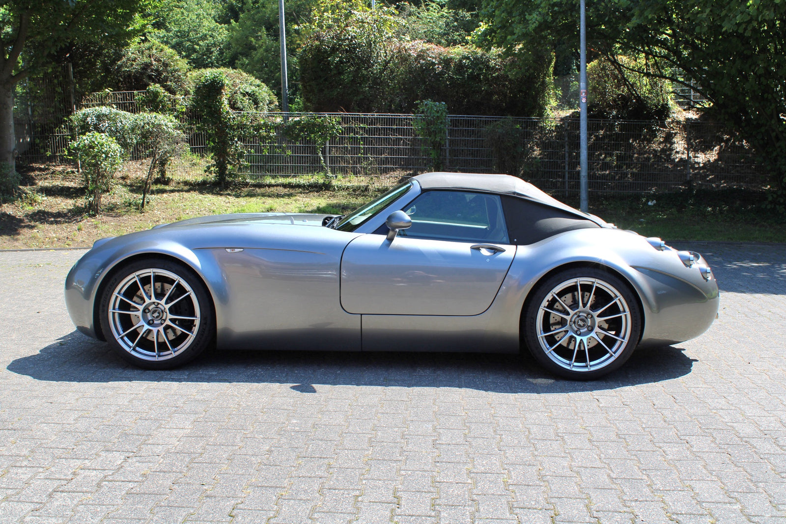 Wiesmann Roadster MF4 - im Kundenauftrag (Liftsystem, OZ-Felgen, Rückfahrkamera) Bild 2