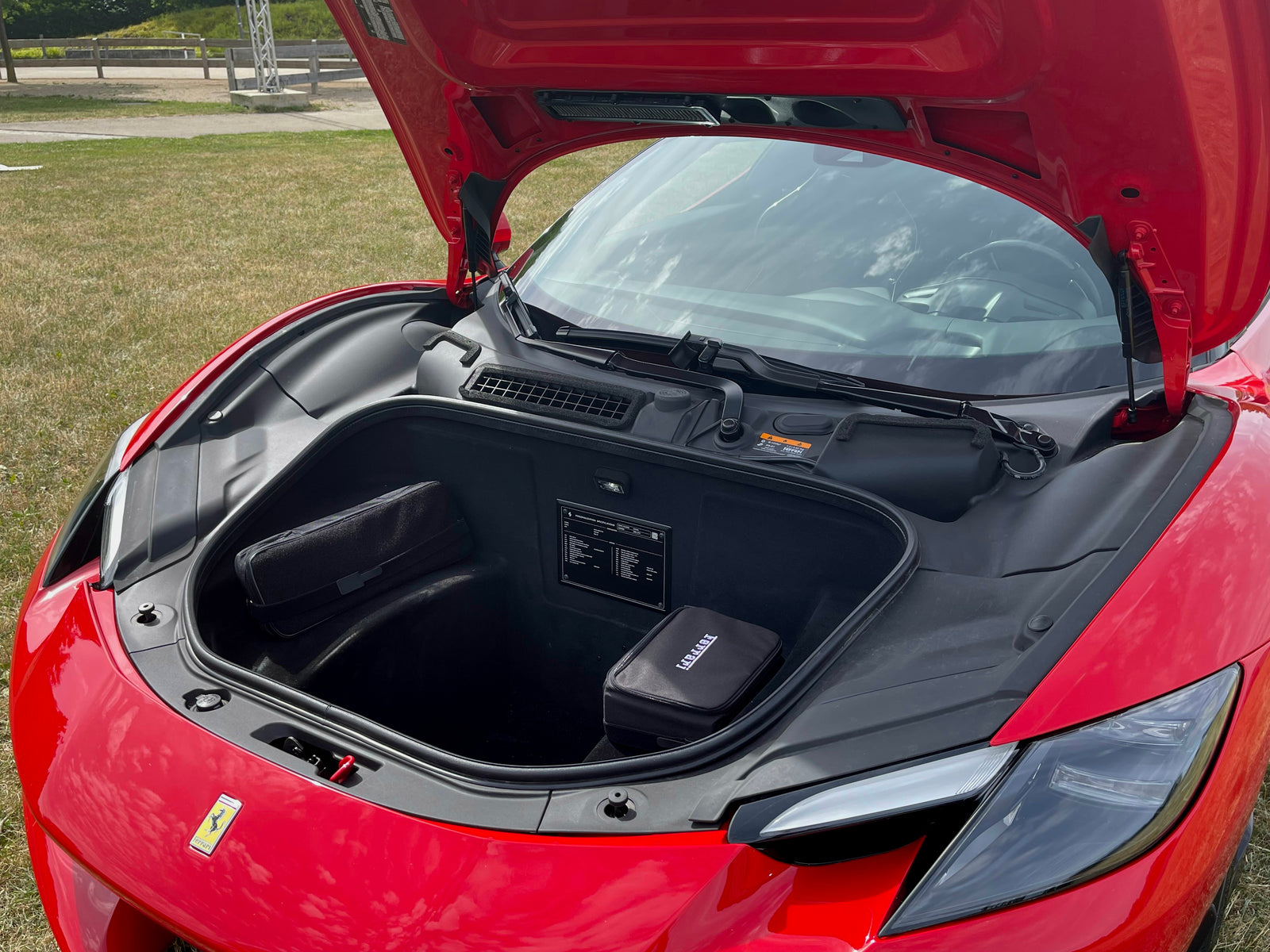Ferrari 296 GTS - im Kundenauftrag (Lift, Racing Seats, Carbon, LED, Shields) Bild 51