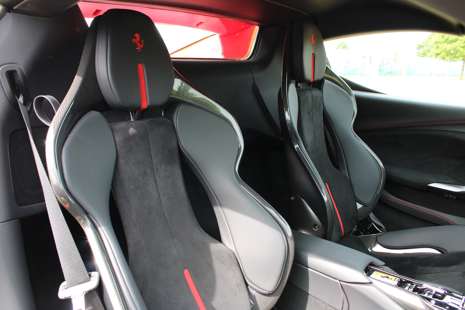 Ferrari 296 GTS - im Kundenauftrag (Lift, Racing Seats, Carbon, LED, Shields) Bild 47