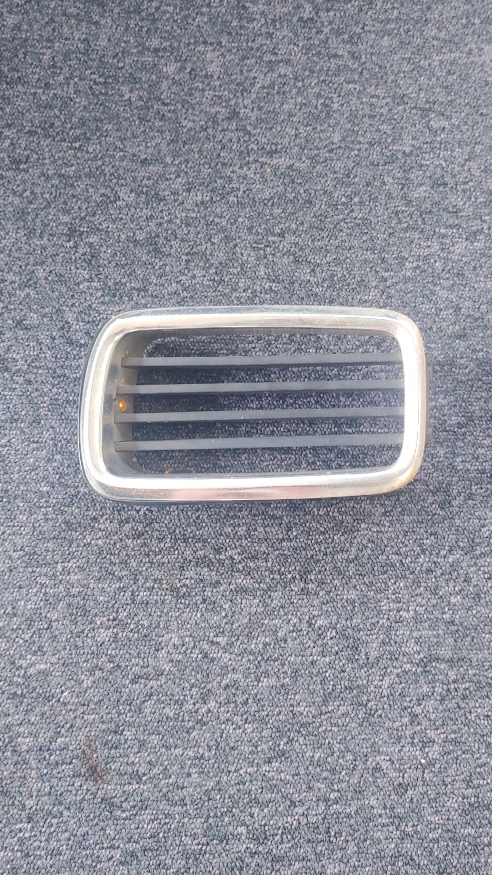 BMW E24 Ziergitter Kühlergrill (Rechts) Bild 1
