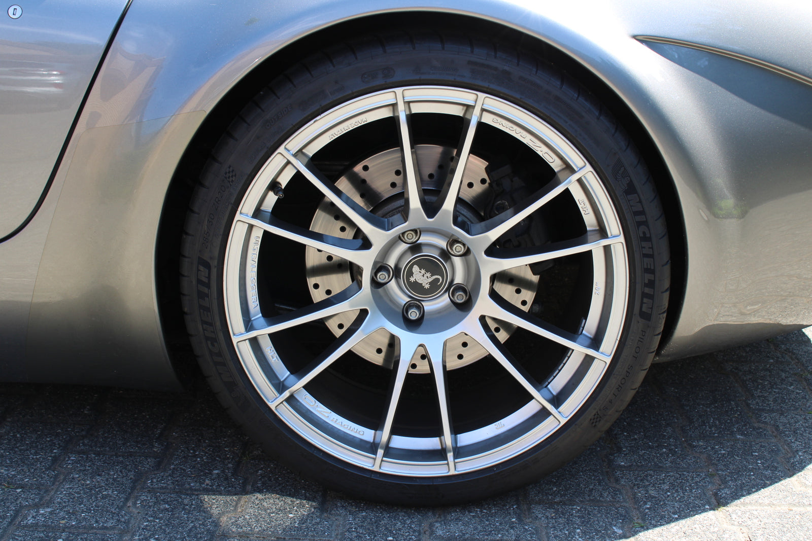 Wiesmann Roadster MF4 - im Kundenauftrag (Liftsystem, OZ-Felgen, Rückfahrkamera) Bild 23