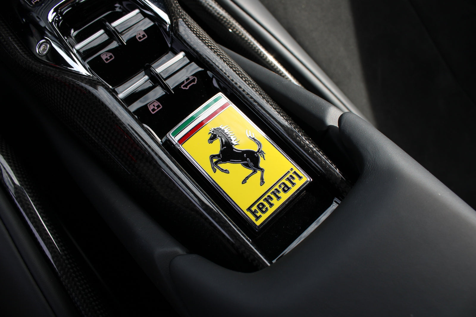 Ferrari 296 GTS - im Kundenauftrag (Lift, Racing Seats, Carbon, LED, Shields) Bild 44