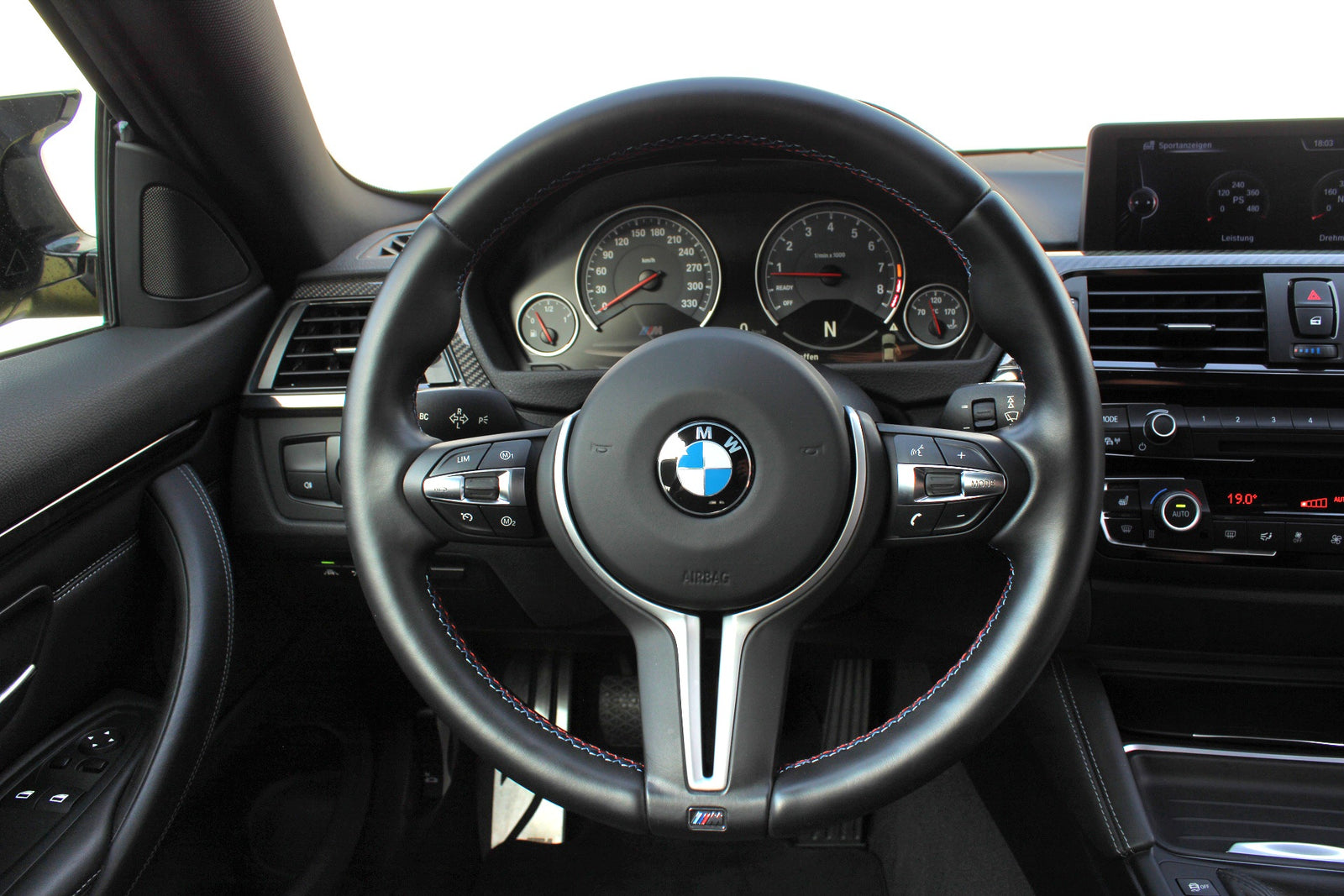 BMW M4 F82 - im Kundenauftrag (Handschalter, Carbondach, Neuwertig) Bild 40