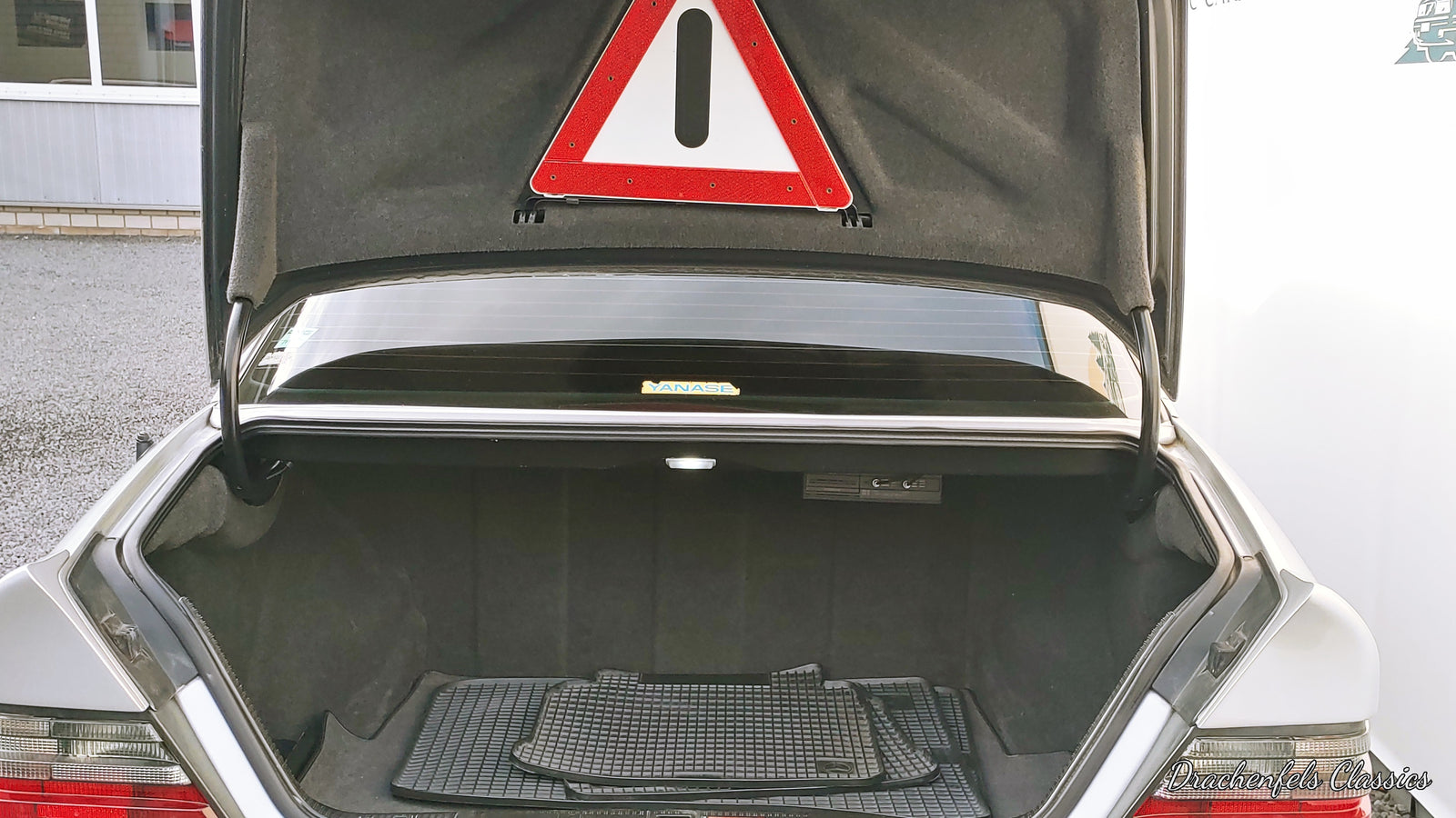 2022 - Mercedes-Benz E 300-24 3.4 AMG (1993) Bild 11
