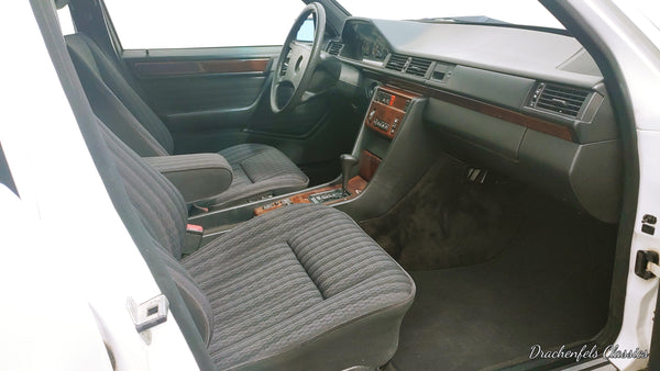 2023 - Mercedes-Benz 200 E (W124) (1990)