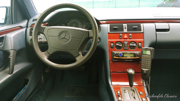 2022 - Mercedes-Benz E 200 (W210) (1995)